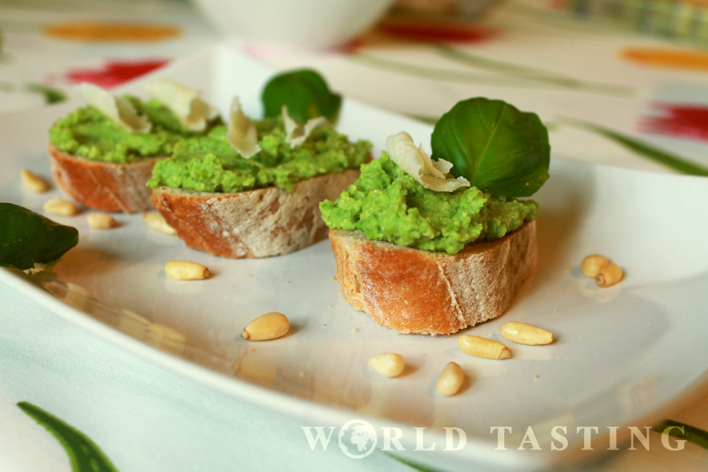 Peas and pine nuts pesto crostini